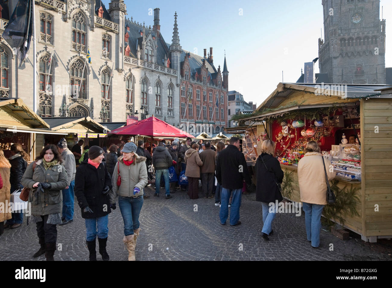 Weihnachtsmarkt in der Grote Markt (Marktplatz) im Zentrum der Altstadt, Brügge, Belgien Stockfoto