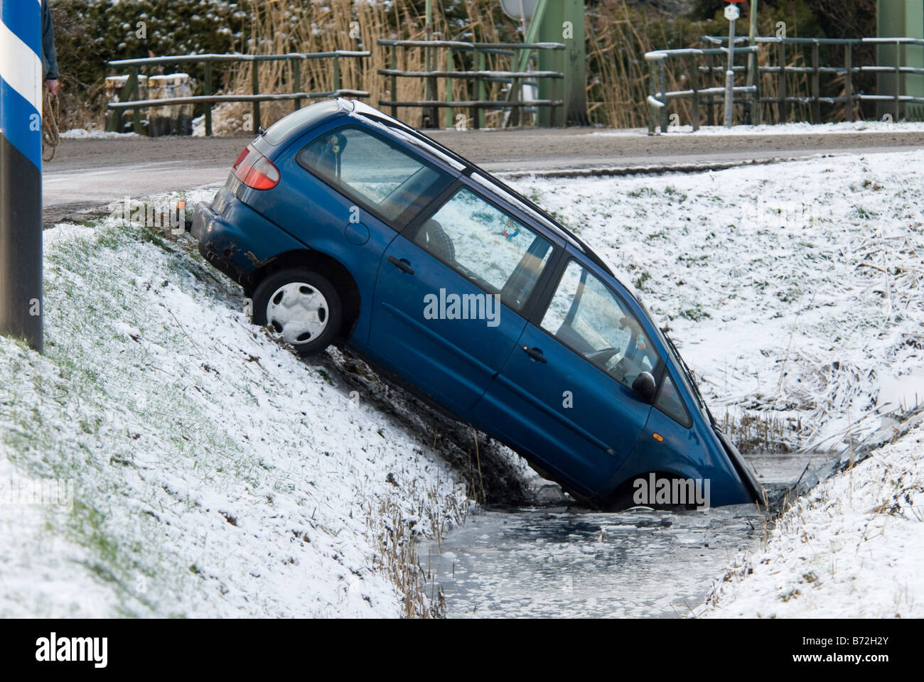 Unfall mit einem Auto im Winterwetter Stockfoto