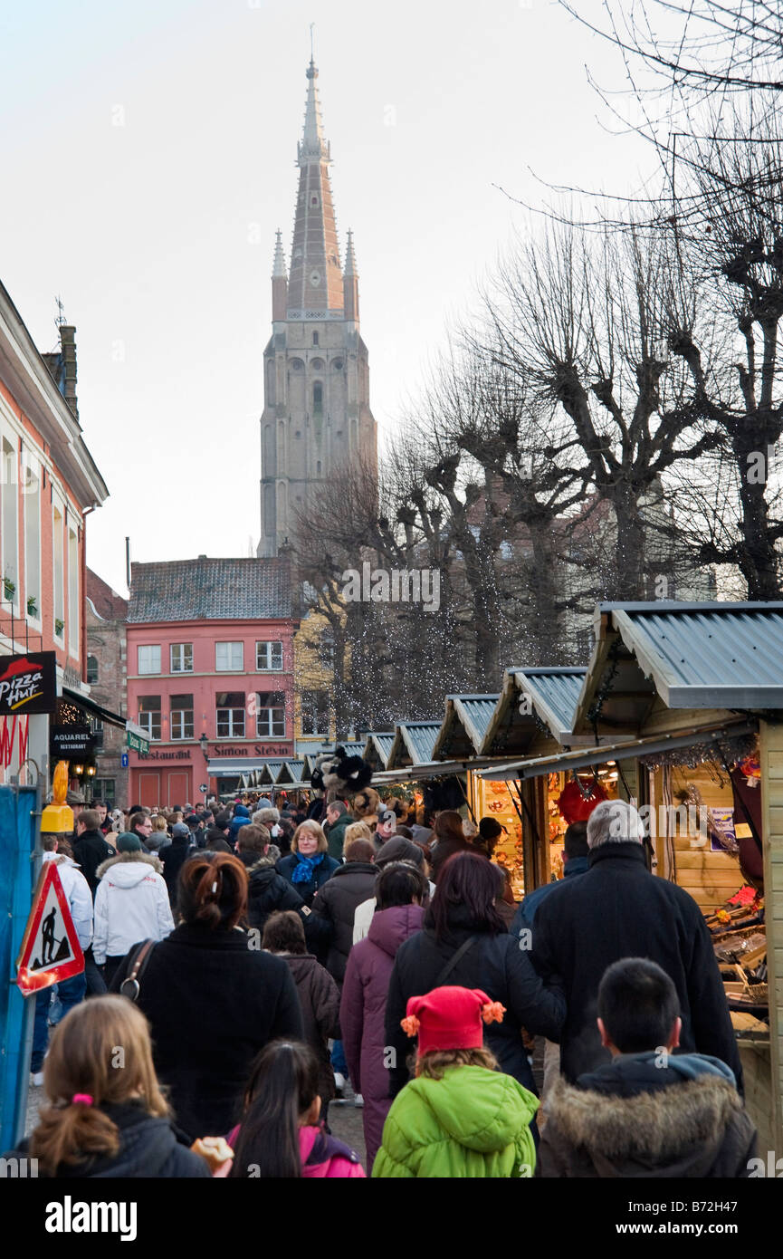 Weihnachtsmarkt in Simon Stevinplein in der Altstadt mit Kirche Onze Lieve Vrouwekerk hinter Brügge, Belgien Stockfoto
