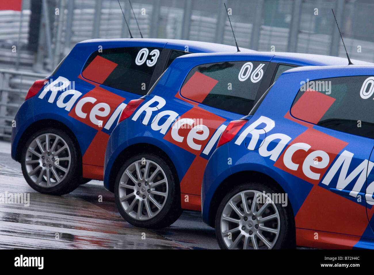 Renault Clio Cup Rennwagen aufgereiht in der Boxengasse am Oulton Park-Rennstrecke Stockfoto