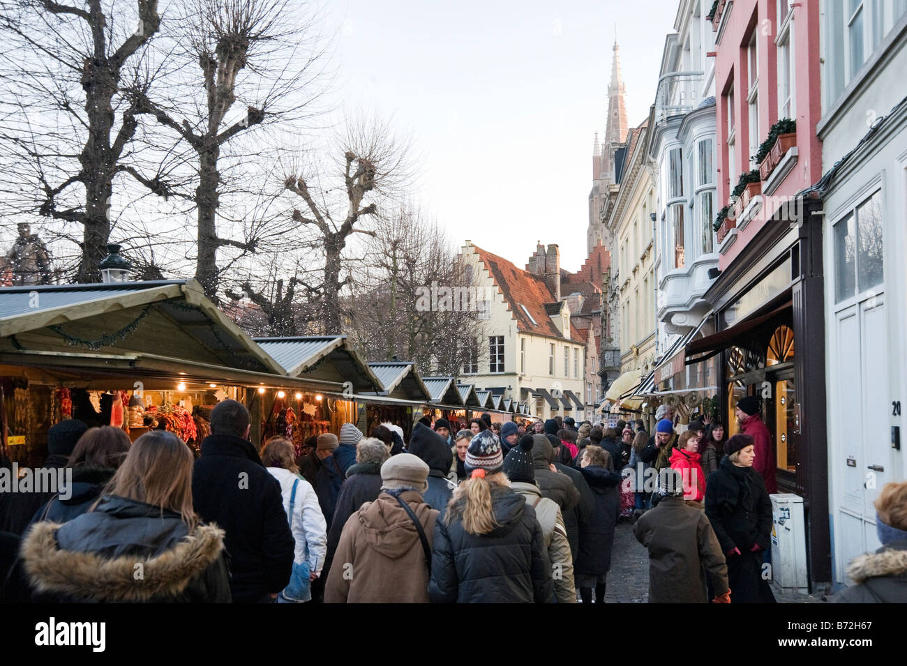 Weihnachtsmarkt in Simon Stevinplein in der Altstadt mit Kirche Onze Lieve Vrouwekerk hinter Brügge, Belgien Stockfoto