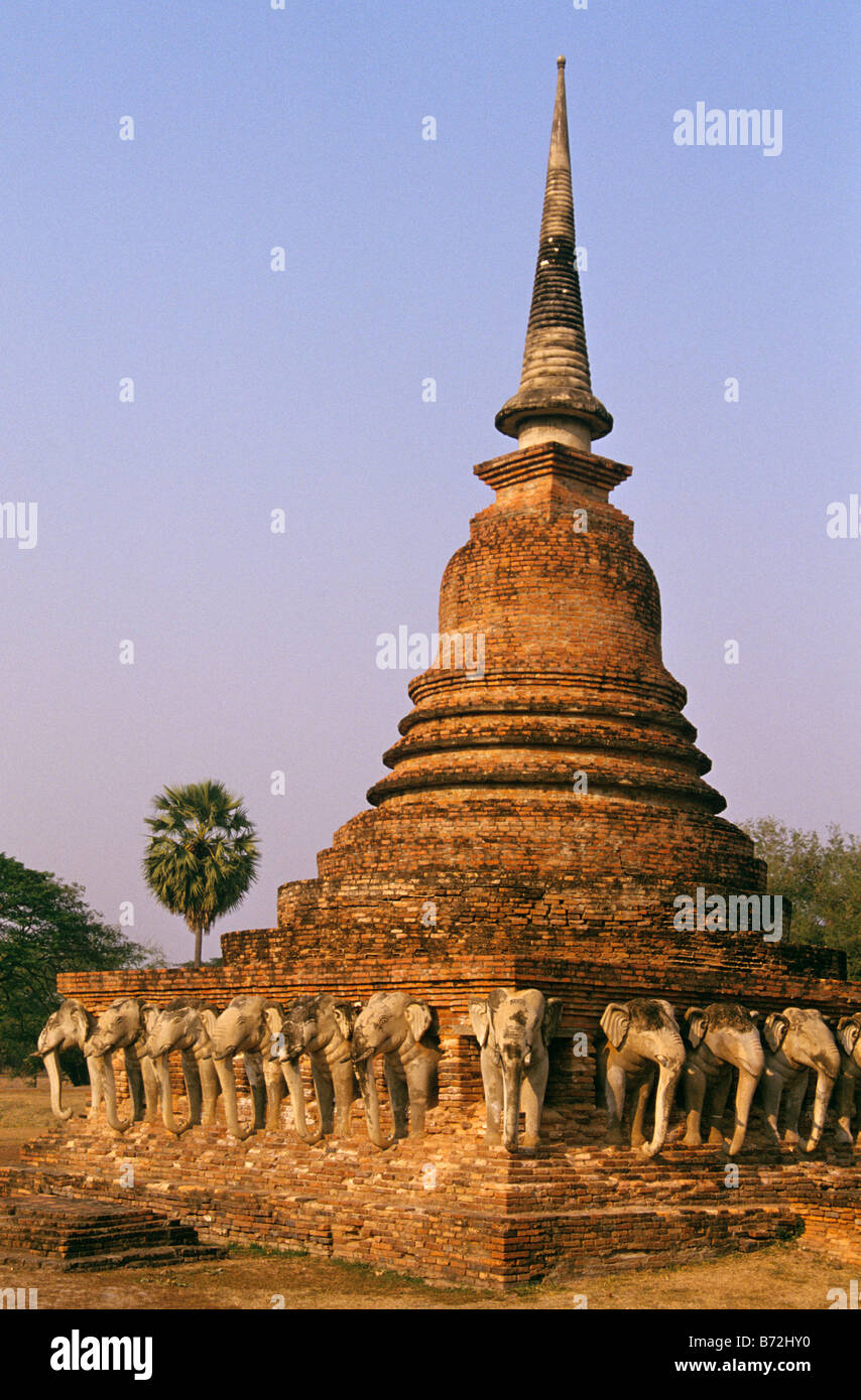 Elefant Skulpturen und Schnitzereien auf den Elefanten Stupa Tempel Wat Sorosak (c1317), Sukhothai Historical Park, Thailand Stockfoto
