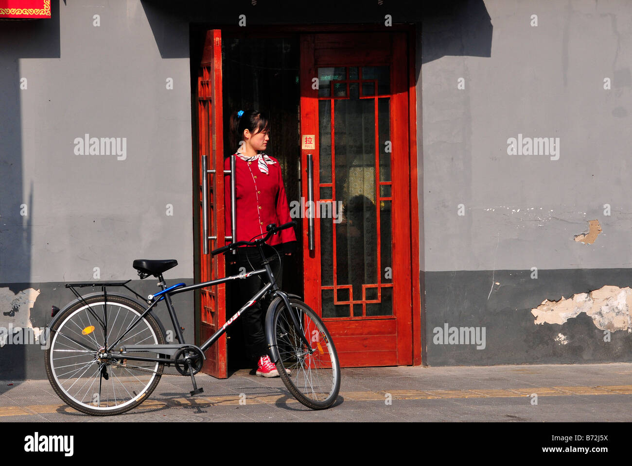 Frau vor geschäftlichen Zentrum von Peking China Stockfoto