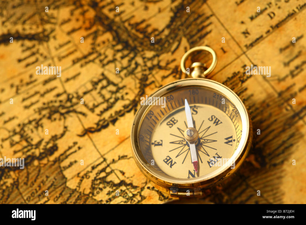 Antike goldene Kompass und alte Karte Stockfoto
