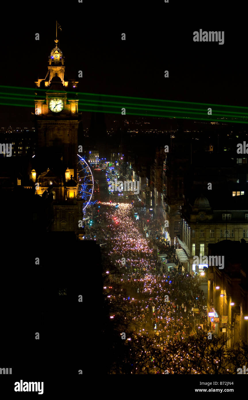 Blick vom Calton Hill von den Fackelzug entlang der Princess Street im Rahmen der Festlichkeit Hogmanay in Edinburgh Stockfoto