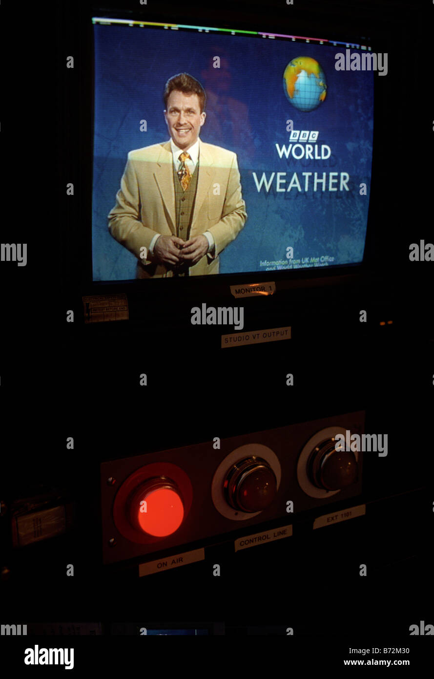 Richard Edgar präsentiert die Wettervorhersage von BBC Television Centre Wetter Studio für BBC World Service Stockfoto