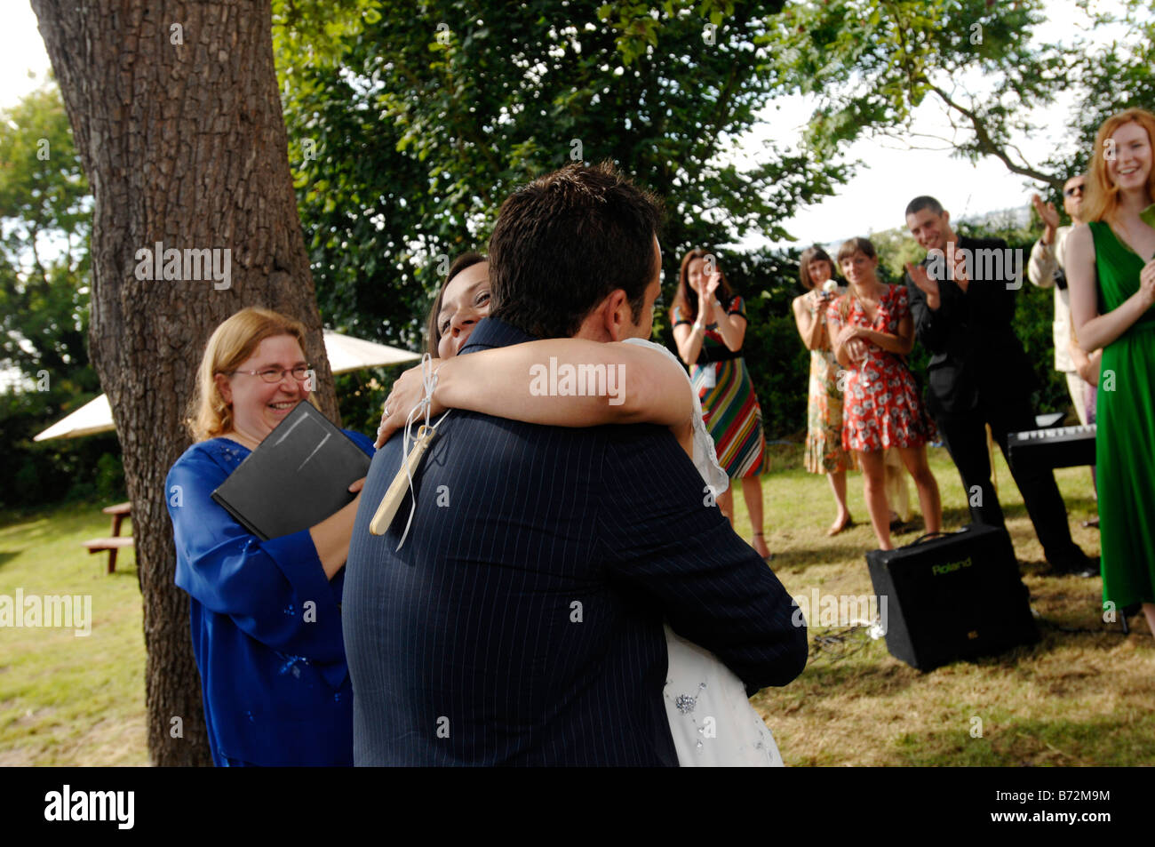ein paar Umarmung den Knoten in einer standesamtlichen Trauung Hochzeit Garsington Oxfordshire gebunden Stockfoto