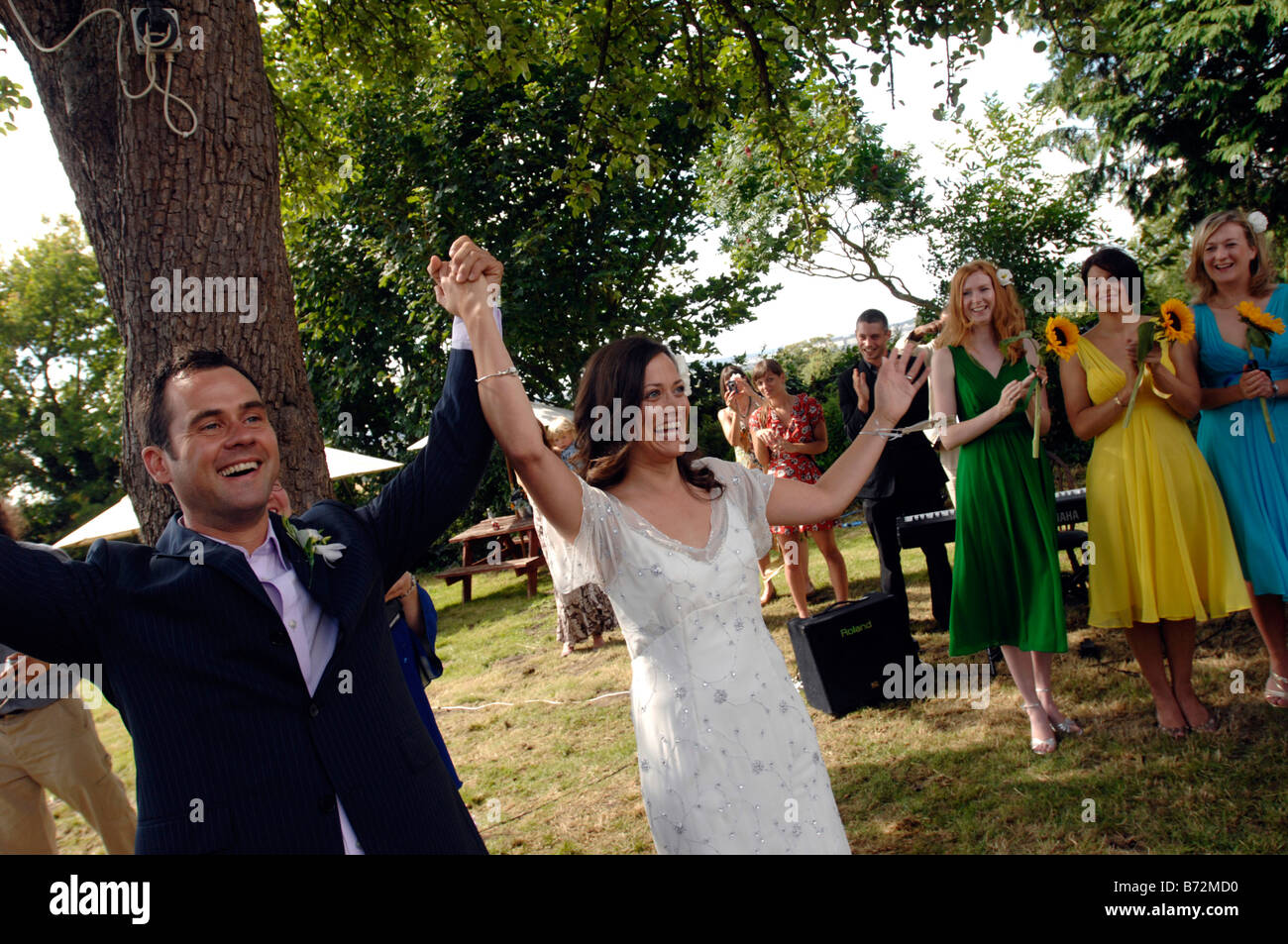 ein paar verwandeln den Gästen nach Abschluss eine standesamtliche Trauung in Garsington Oxfordshire Stockfoto