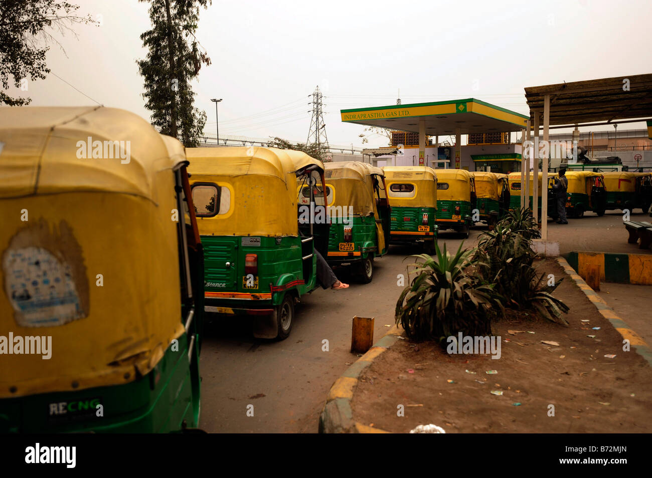 Taxi-Rikscha-Warteschlange an einer Tankstelle während eines Streiks bundesweit Benzin tanken Stockfoto