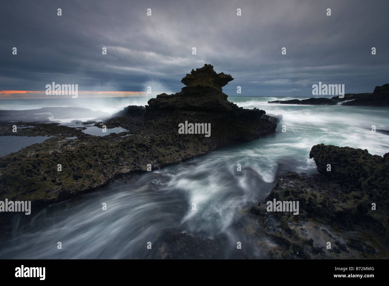 Wilde Küste mit Wellen und Sturm, Naturpark Sintra, Portugal Stockfoto