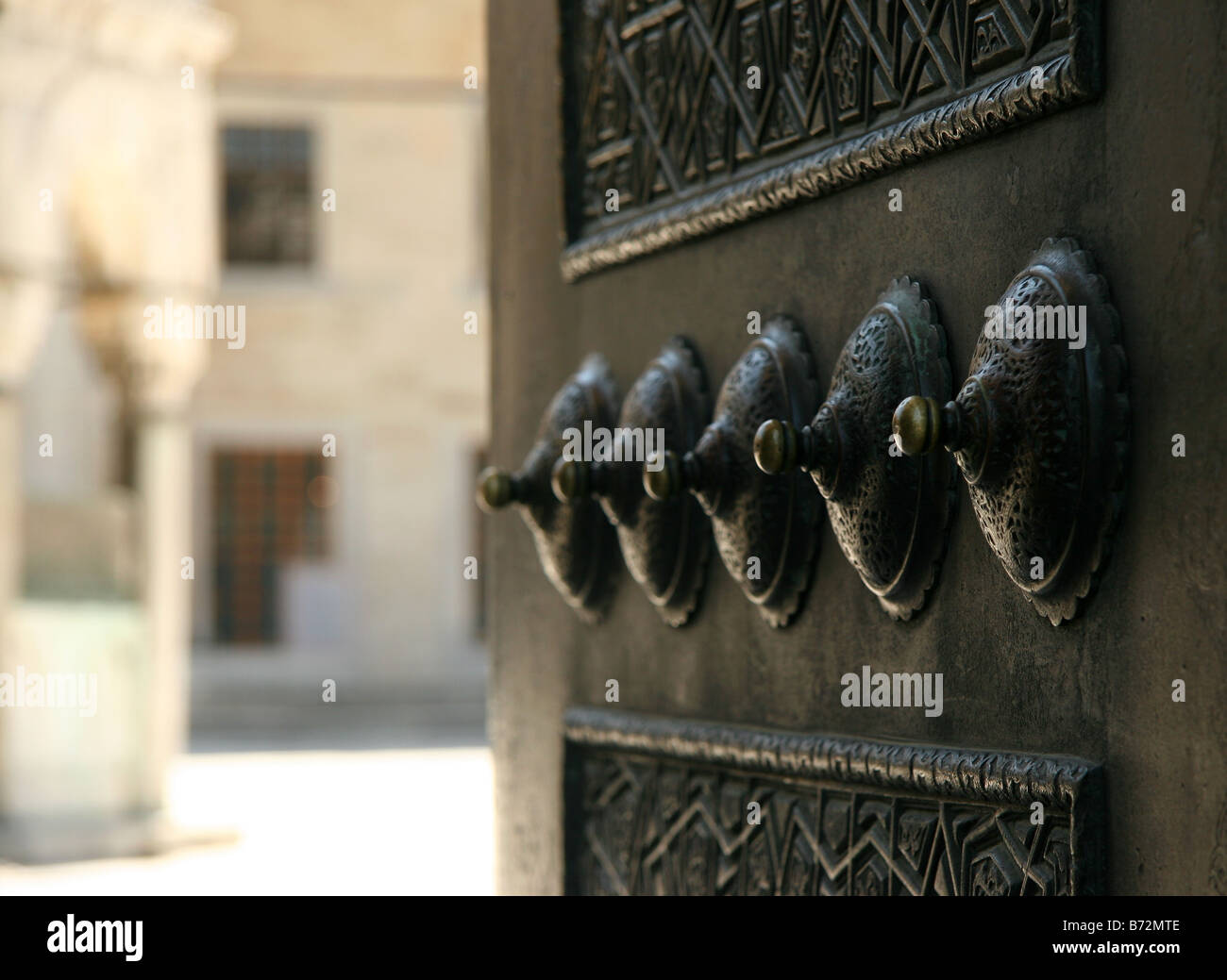 reich verzierte Moschee Tür Dekoration Stockfoto