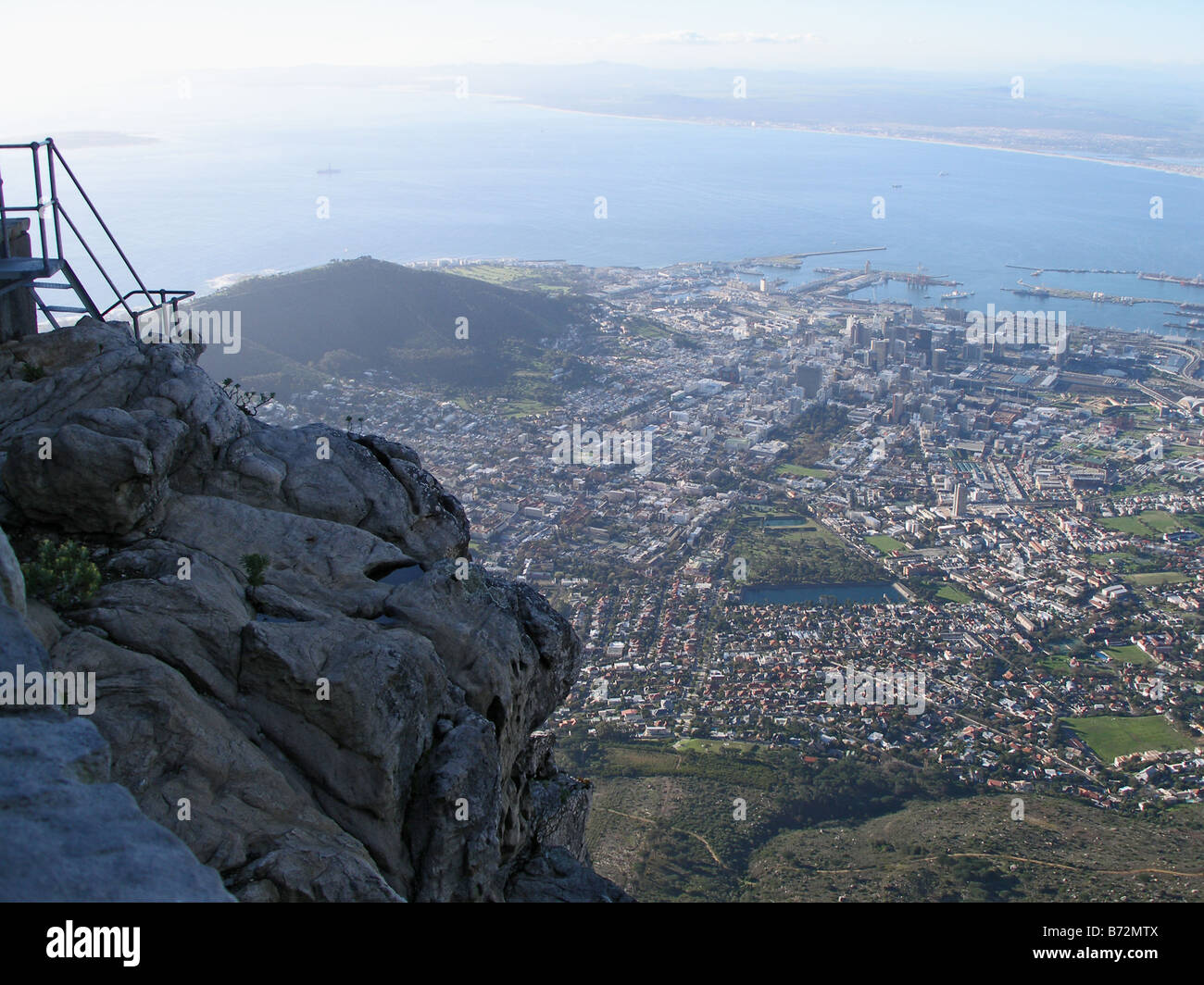 Ein Blick vom Table Mountain of Cape Town und den Atlantischen Ozean mit Robben Island in der oberen linken Ecke. Stockfoto