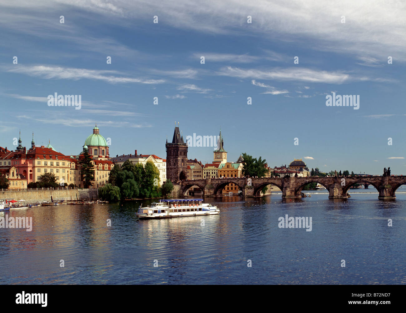 Moldau, Karlsbrücke und die Skyline der Stadt, Prag, Tschechische Republik, Europa Stockfoto