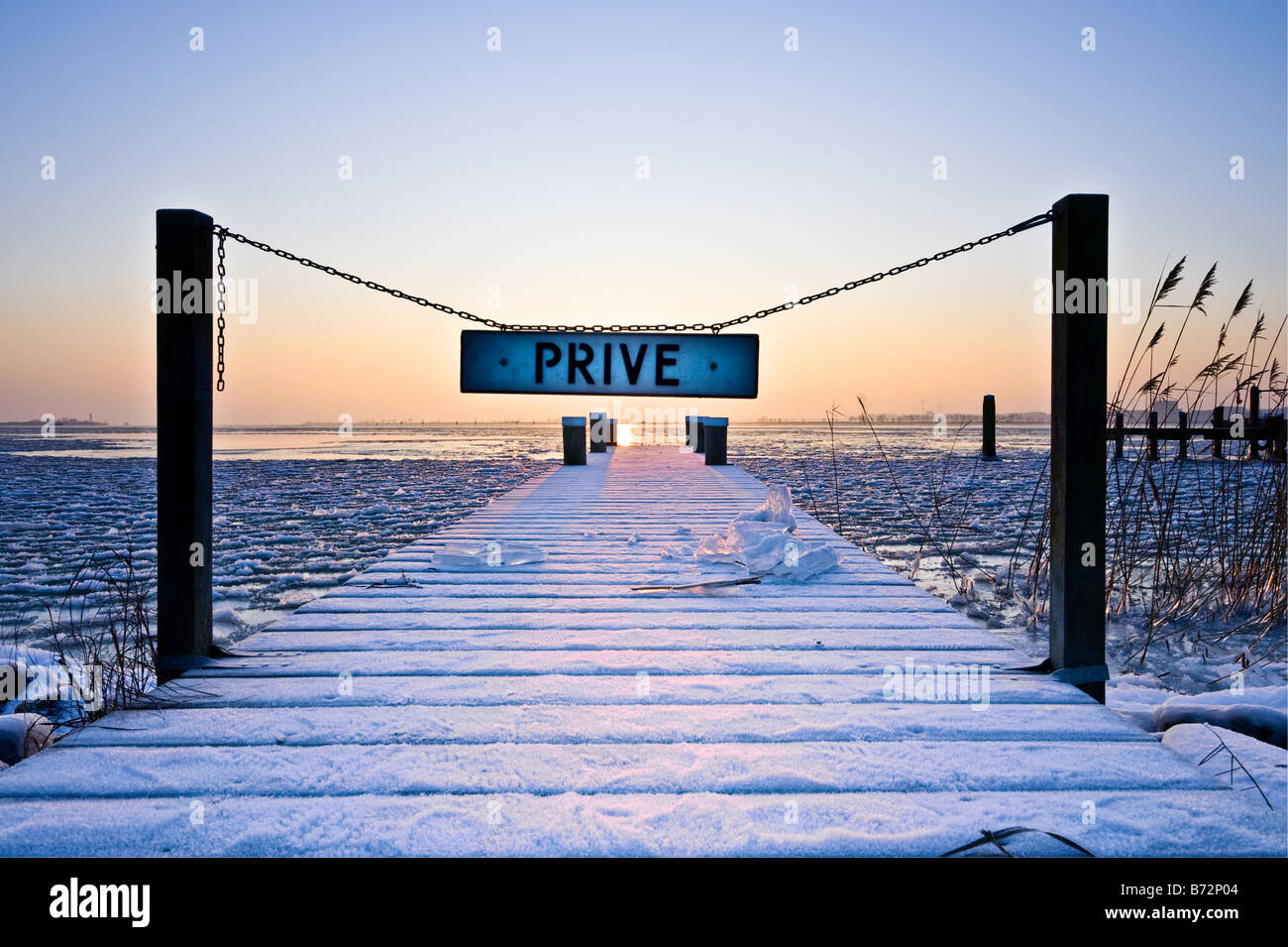 holländische Winterlandschaft mit privaten Zeichen Stockfoto