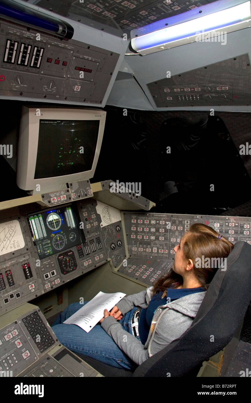 Schüler sitzt in einer interaktiven Ausstellung im Christa McAuliffe Planetarium befindet sich in Concord, New Hampshire USA Stockfoto