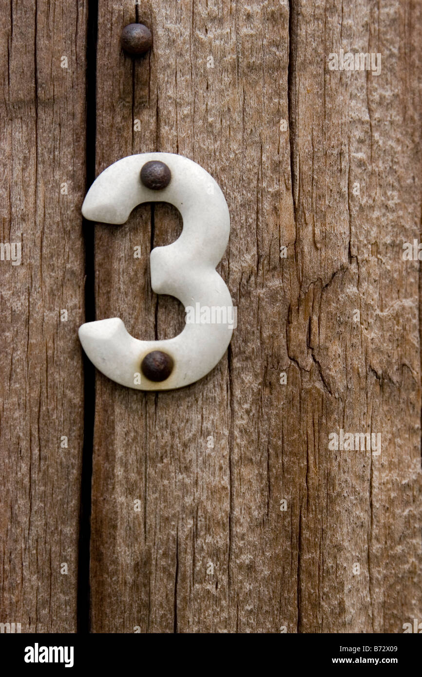 Nr. 3, Nr. 3, #3 auf rustikalen Holz Hintergrund Stockfoto