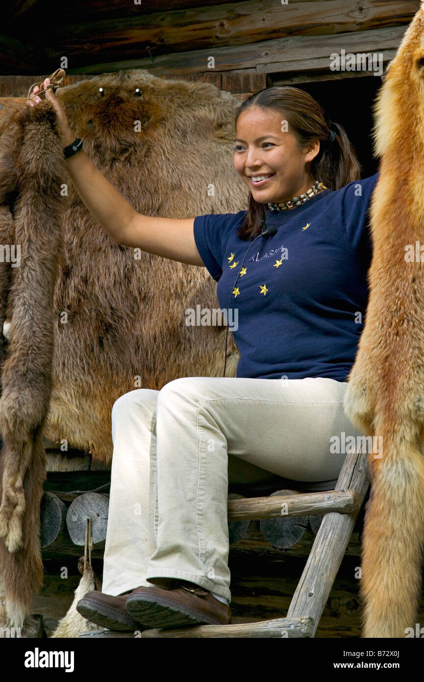 Eine athapaskische Inderin zeigt Pelze auf einer Tour in Alaska Stockfoto