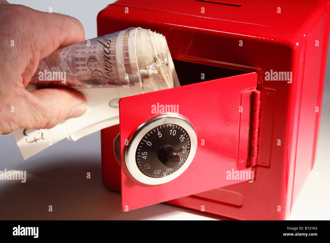 roten sicher Geld Geld Kombination Kreditklemme Feld Bank sparen Regentag zu halten Stockfoto