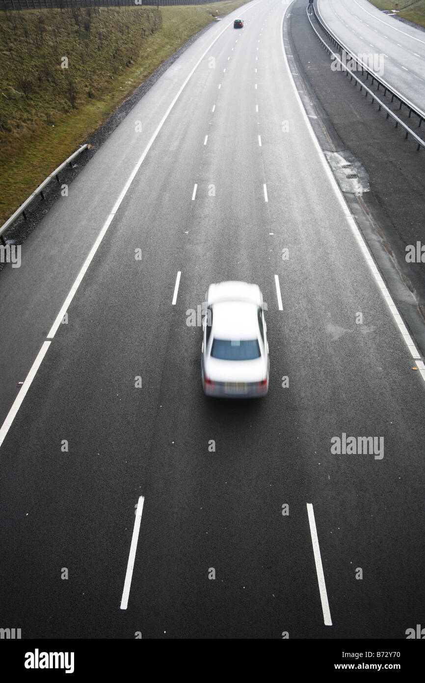 Auto auf einer fast leeren Autobahn: Sperrregeln Stockfoto