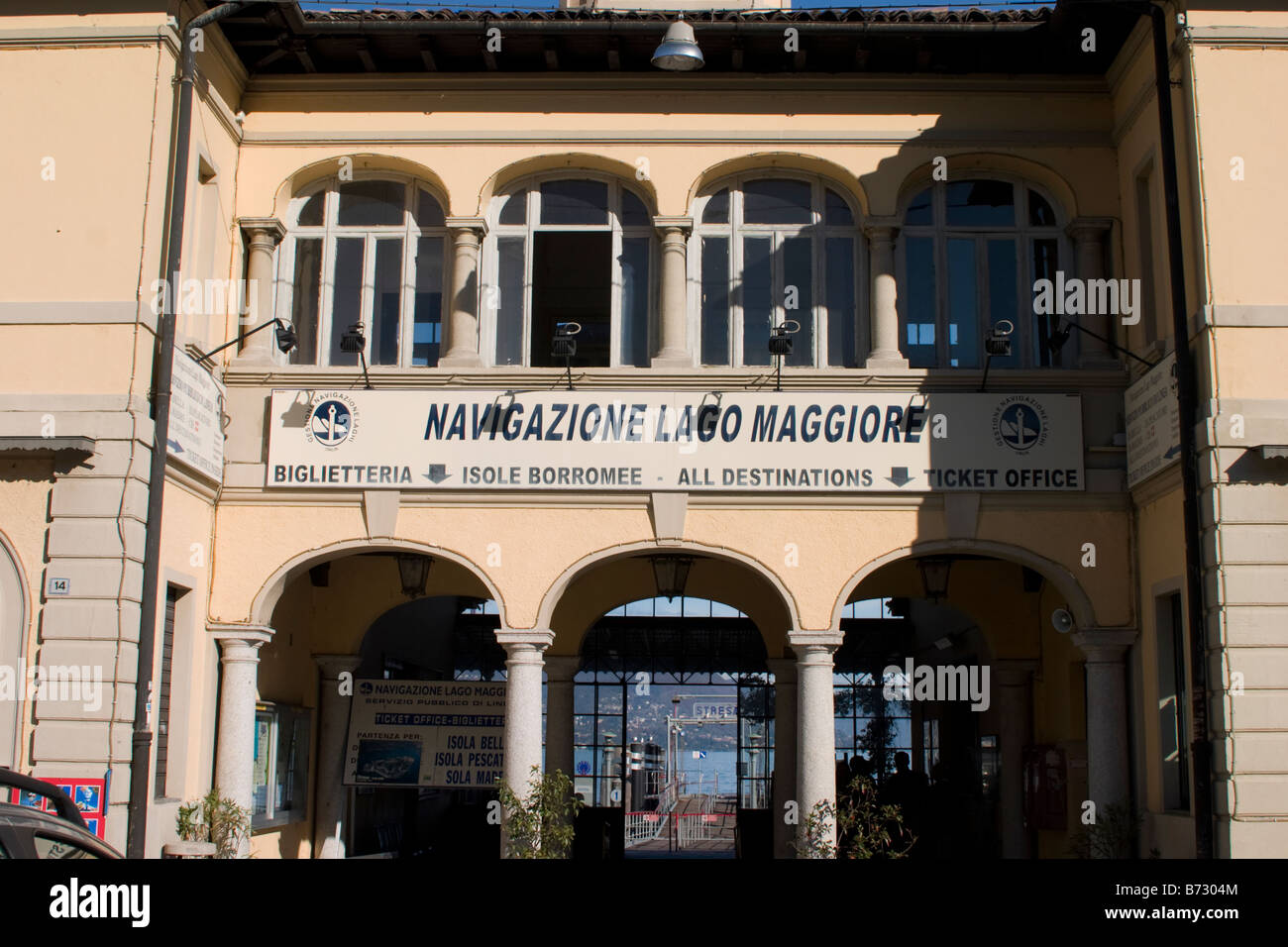 Fähre-Station in Stresa, Piemont, Italien. Abfahrt der Fähren zu den Borromäischen Inseln Stockfoto