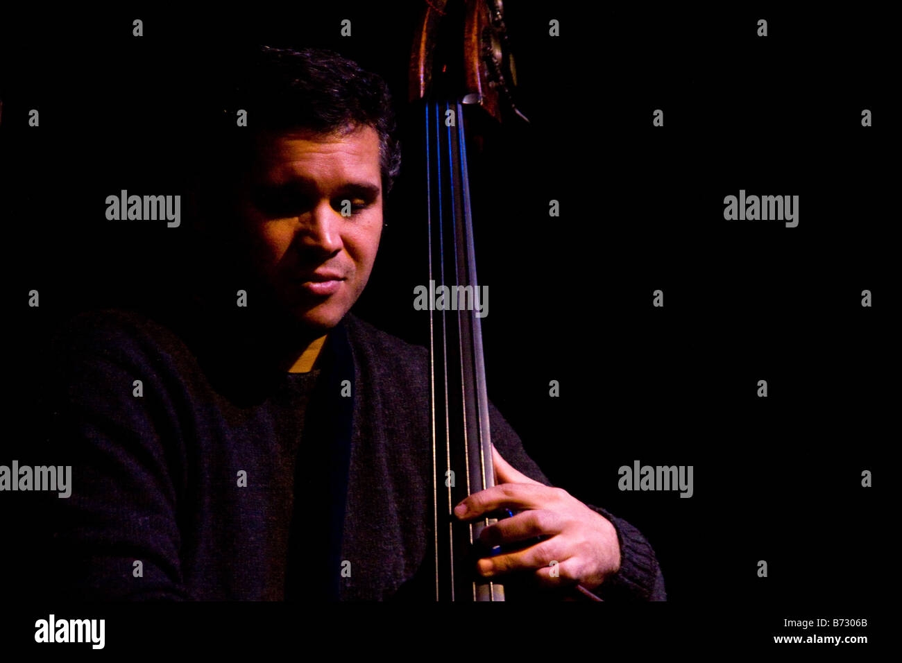 Jazz Bass-Spieler auf der Bühne im horizontalen Querformat dramatische Beleuchtung Stockfoto