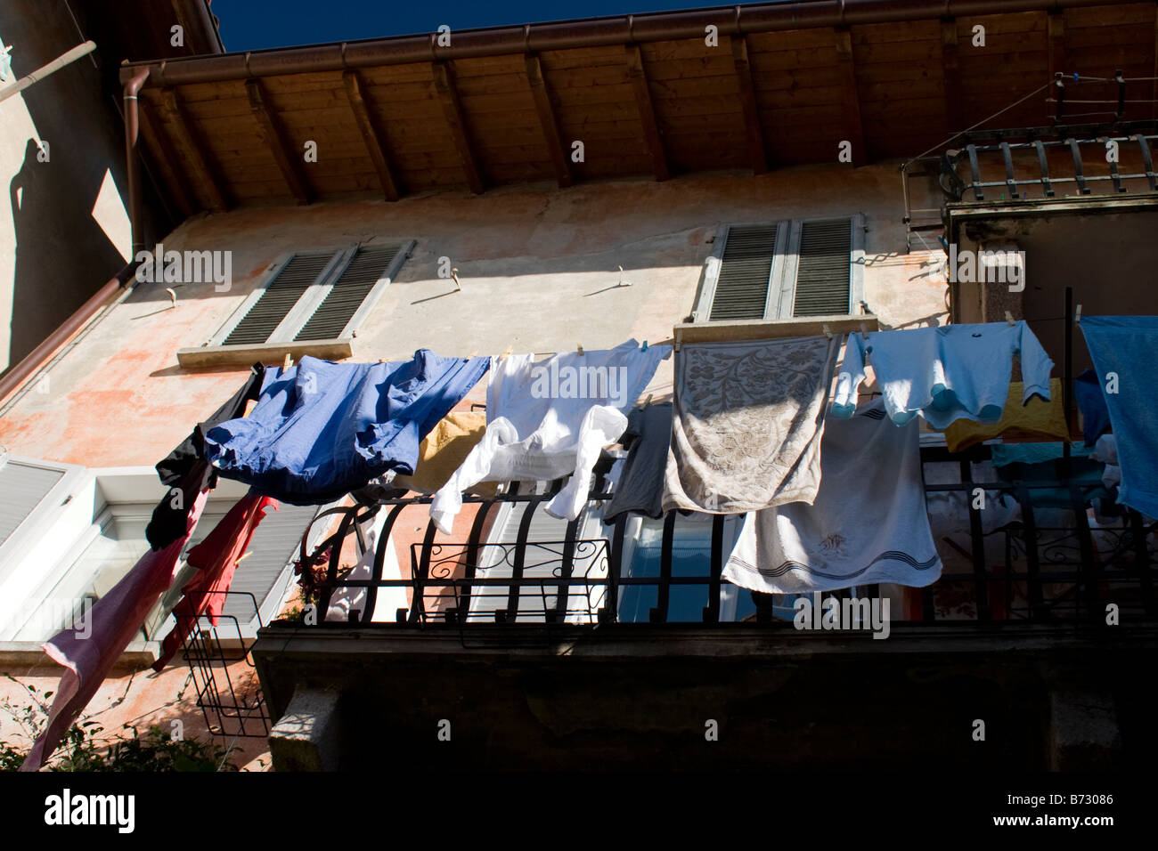 Italienische Haus mit Wäsche draußen in der Sonne hängen. Stockfoto