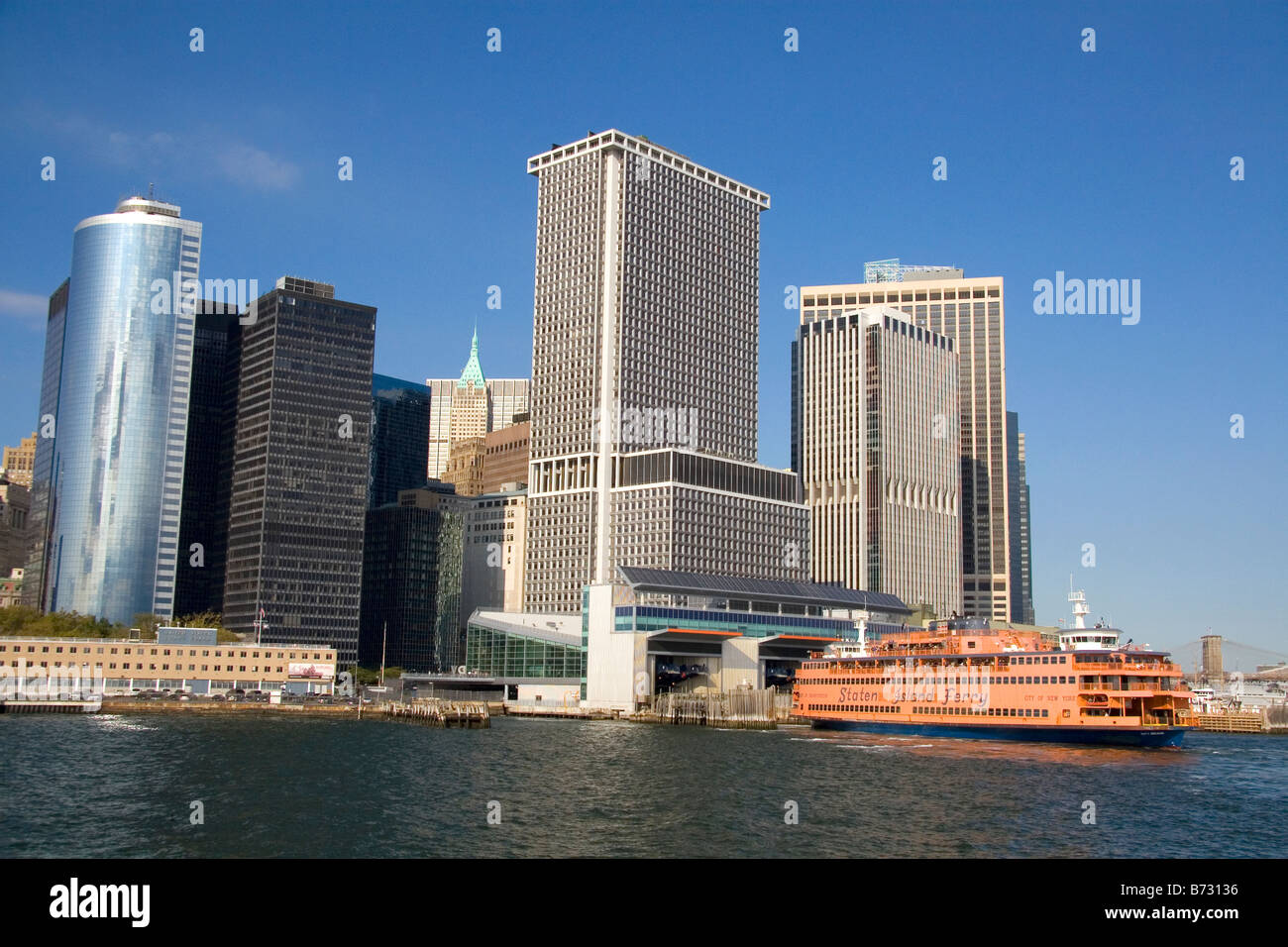 Fähre nach Staten Island in der Nähe von Battery Park im unteren Manhattan New York City New York USA angedockt Stockfoto