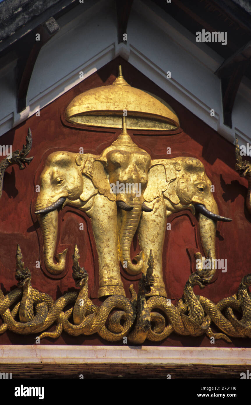 Geprägte Bild eines goldenen dreiköpfigen asiatischen Elefanten - Symbol des laotischen Royalty - Royal Palace Museum, Luang Prabang, Laos Stockfoto