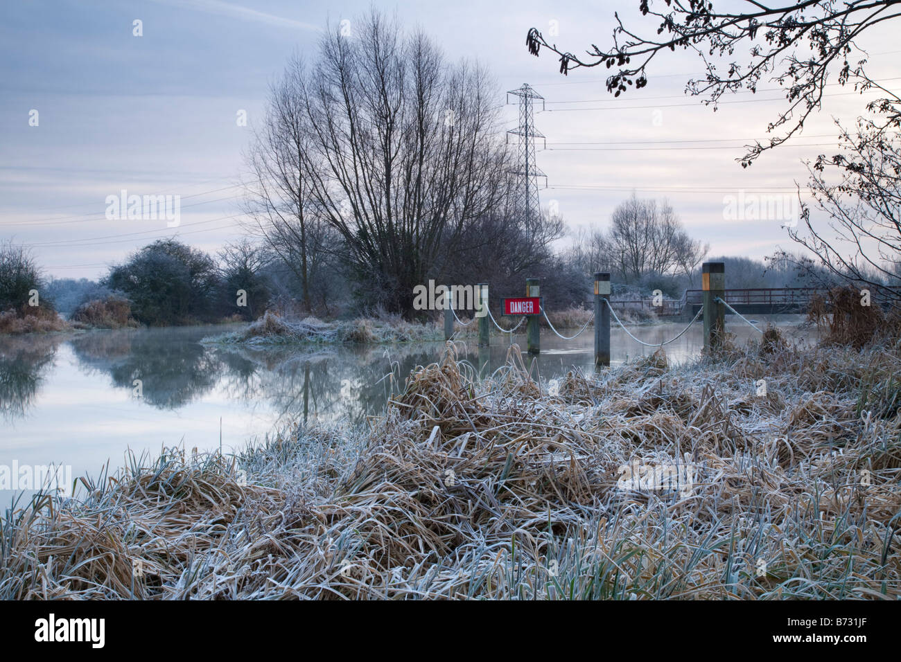 Kreuzung des Flusses Kennet und Kennet und Avon Kanal oben Southcote Weir Reading Berkshire Uk Stockfoto