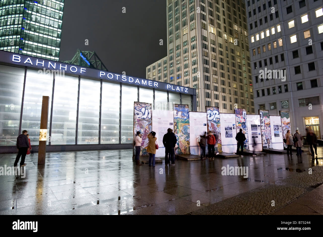 Potsdamer Platz bei Nacht (Potsdamer Platz). Berlin, Deutschland. Stockfoto