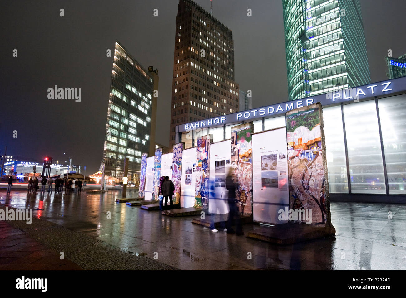 Potsdamer Platz bei Nacht (Potsdamer Platz). Berlin, Deutschland. Stockfoto