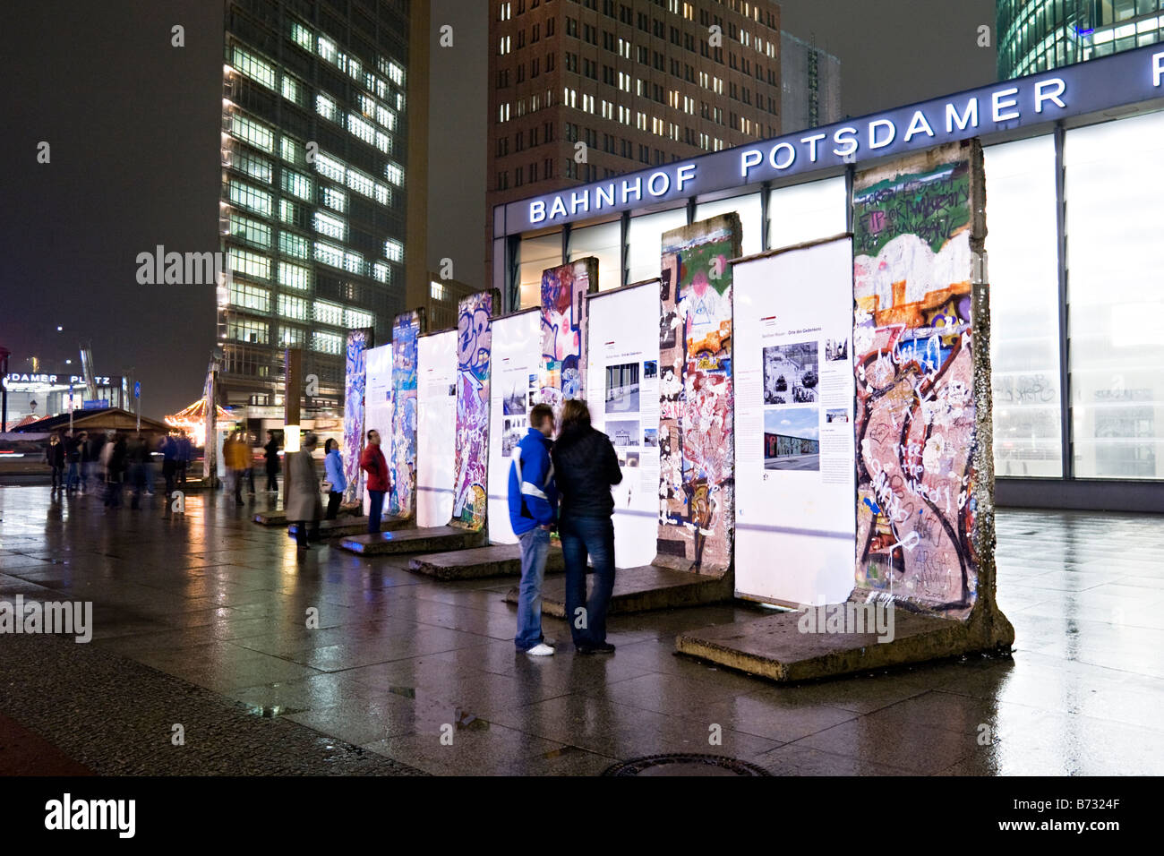 Potsdamer Platz bei Nacht (Potsdamer Platz). Berlin, Deutschland. Stockfoto