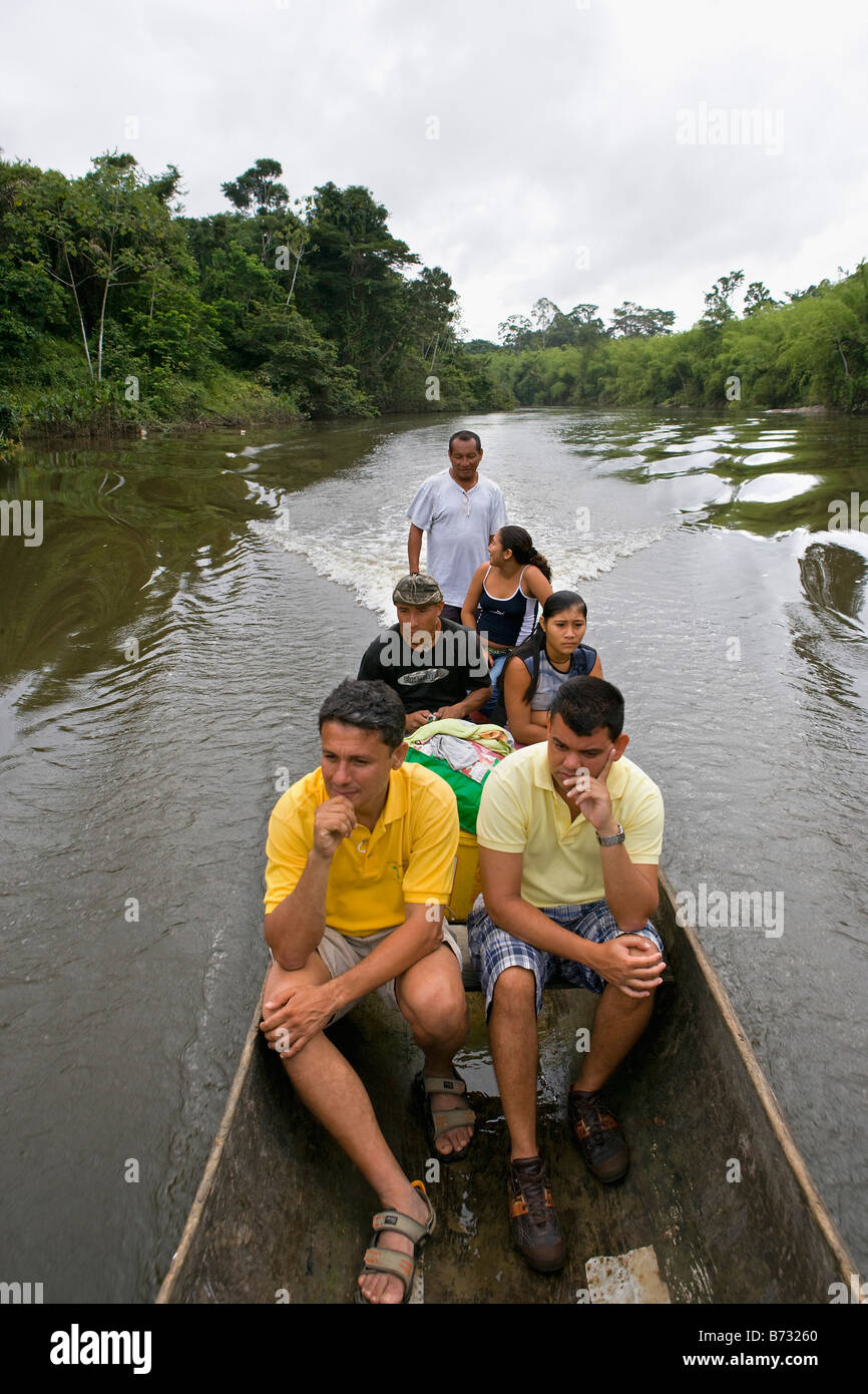 Suriname, Kwamalasamutu, Touristen-Tour mit ausgegraben, Kanus, genannt "Korjaal", am Sipaliwini River. Stockfoto