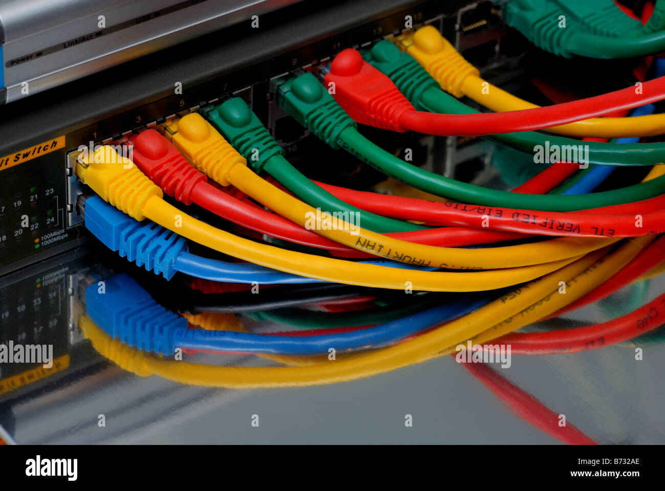 Bunten an einen NetzwerkRouter angeschlossen Stockfotografie Alamy