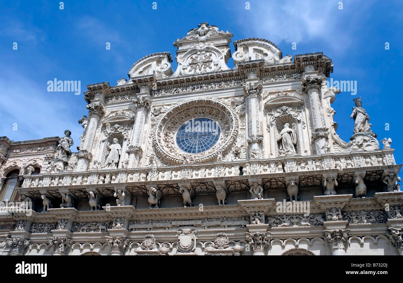 Hoch-verzierte barocke Fassade von Chiesa di Santa Croce, die zwischen 1353 und 1695 gebaut, die Rosette. Lecce, Apulien, in der Ferse von Italien Stockfoto