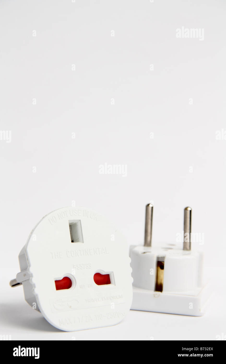 Zwei elektrische Stecker Adapter UK auf europäische isoliert auf weißem Hintergrund Stockfoto