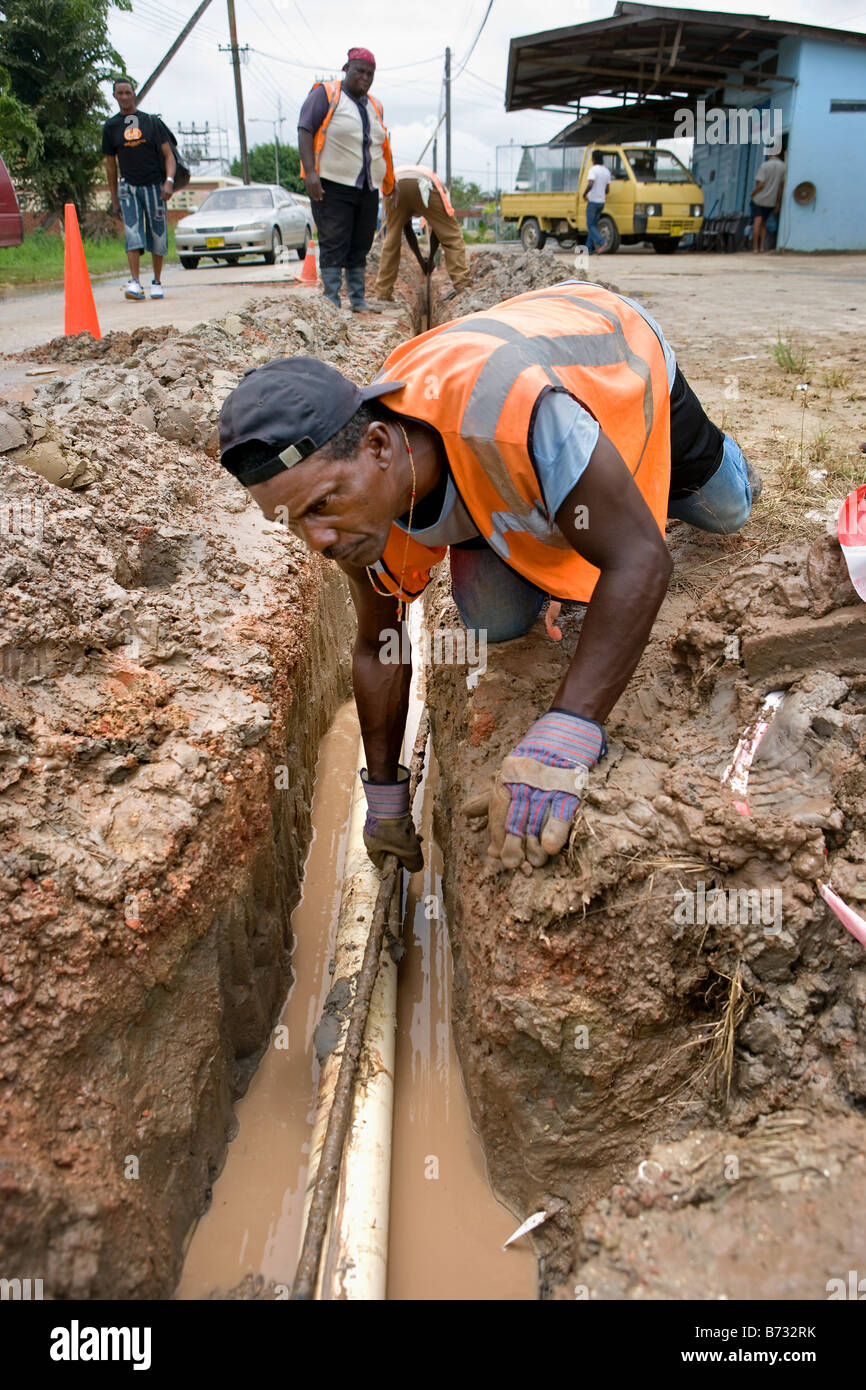Suriname, Paramaribo, kommunale Wasserwerke setzen Wasserpfeifen. Stockfoto