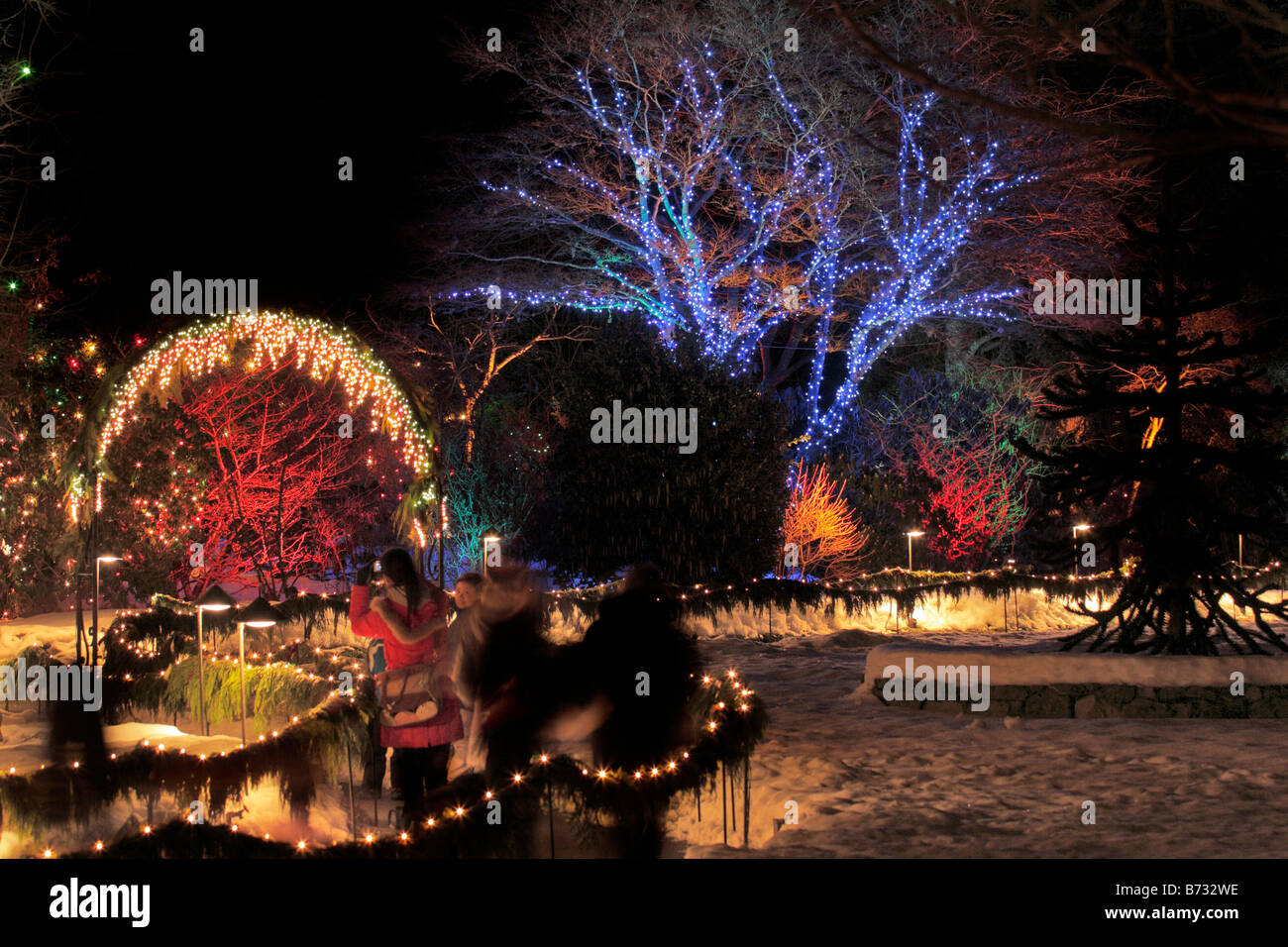 Jährliche Weihnachtsbeleuchtung in der Nacht Butchart Gardens Victoria British Columbia Kanada Stockfoto