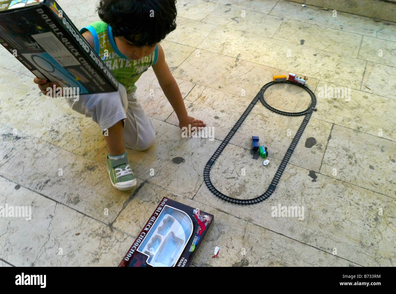 30. Juni 2008 Kind spielt mit einer Spielzeugeisenbahn gesetzt in Istanbul Türkei Stockfoto