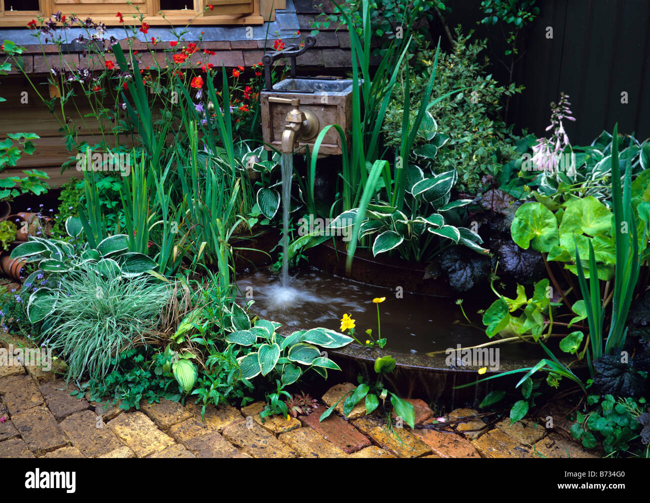 Eine kleine, attraktive Teich auf einer Terrasse in einem Land-Haus-Garten Stockfoto
