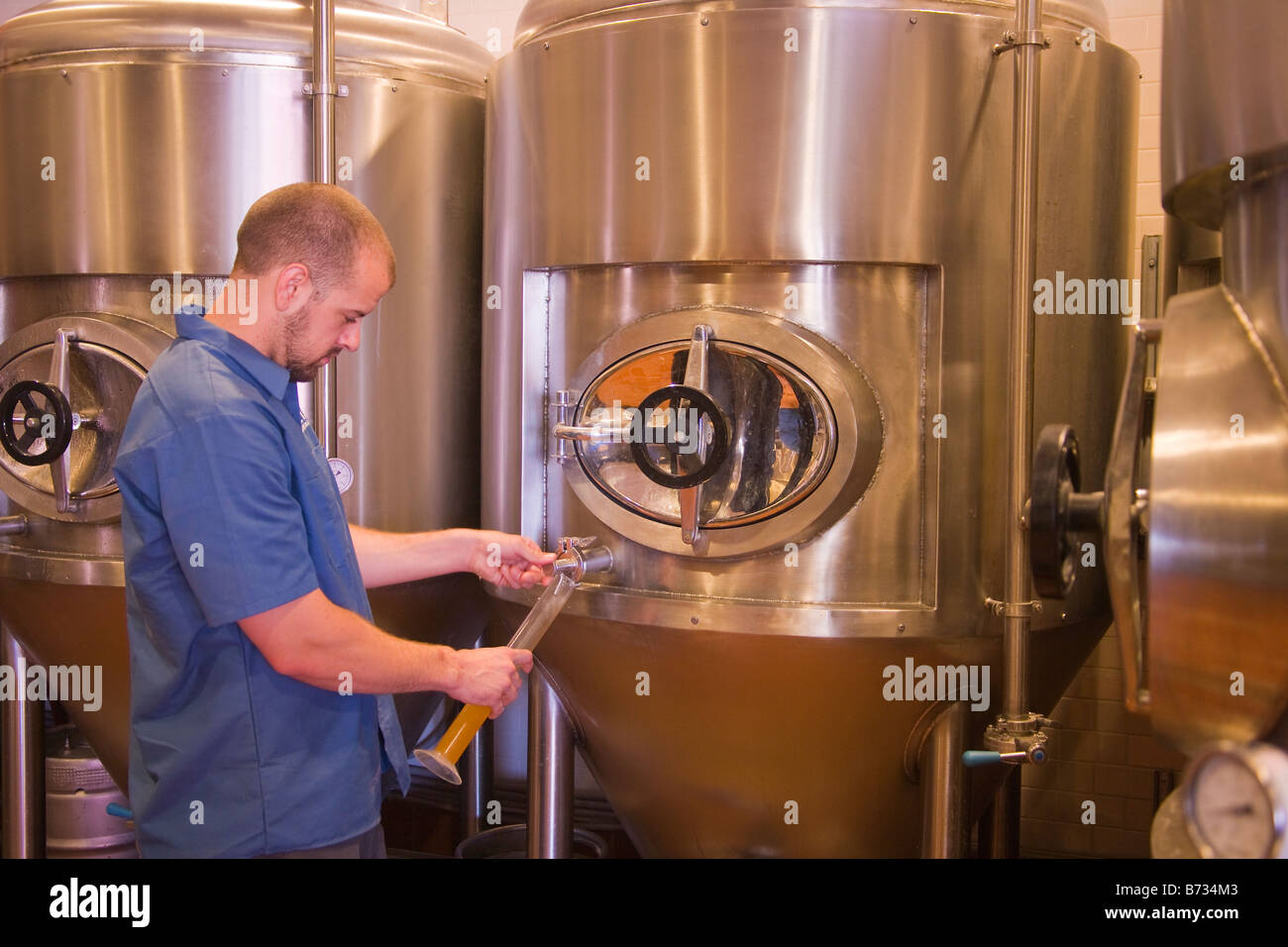 Assistent-Brauer Tim Maddox prüft Bier Hollister Brewing Company Goleta California Vereinigte Staaten von Amerika Stockfoto