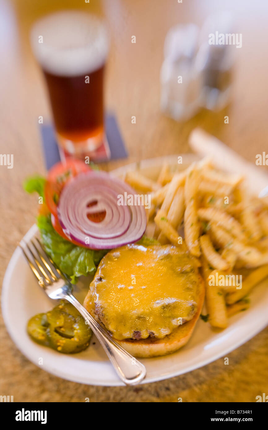 Kobe Rindfleisch Cheeseburger und Pommes Frites mit einem Bier Hollister Brewing Company Goleta California Vereinigte Staaten von Amerika Stockfoto