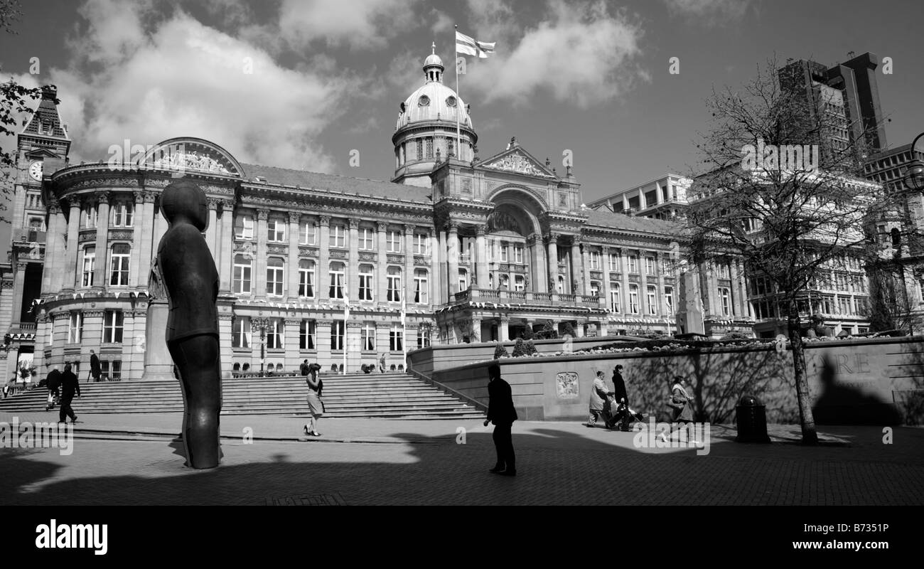 Die Sozialwohnung, Birmingham aus New Street zeigt die Iron Man von Anthony Gormley (links) gemacht. Stockfoto