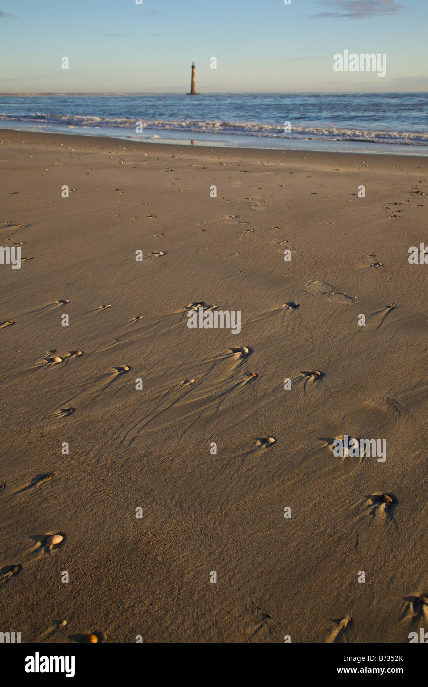 Sonnenaufgang über dem Folly Beach anzeigen der Morris-Leuchtturm in der Nähe von Charleston SC Morris Lighthouse stammt aus dem Jahre 1767 Stockfoto