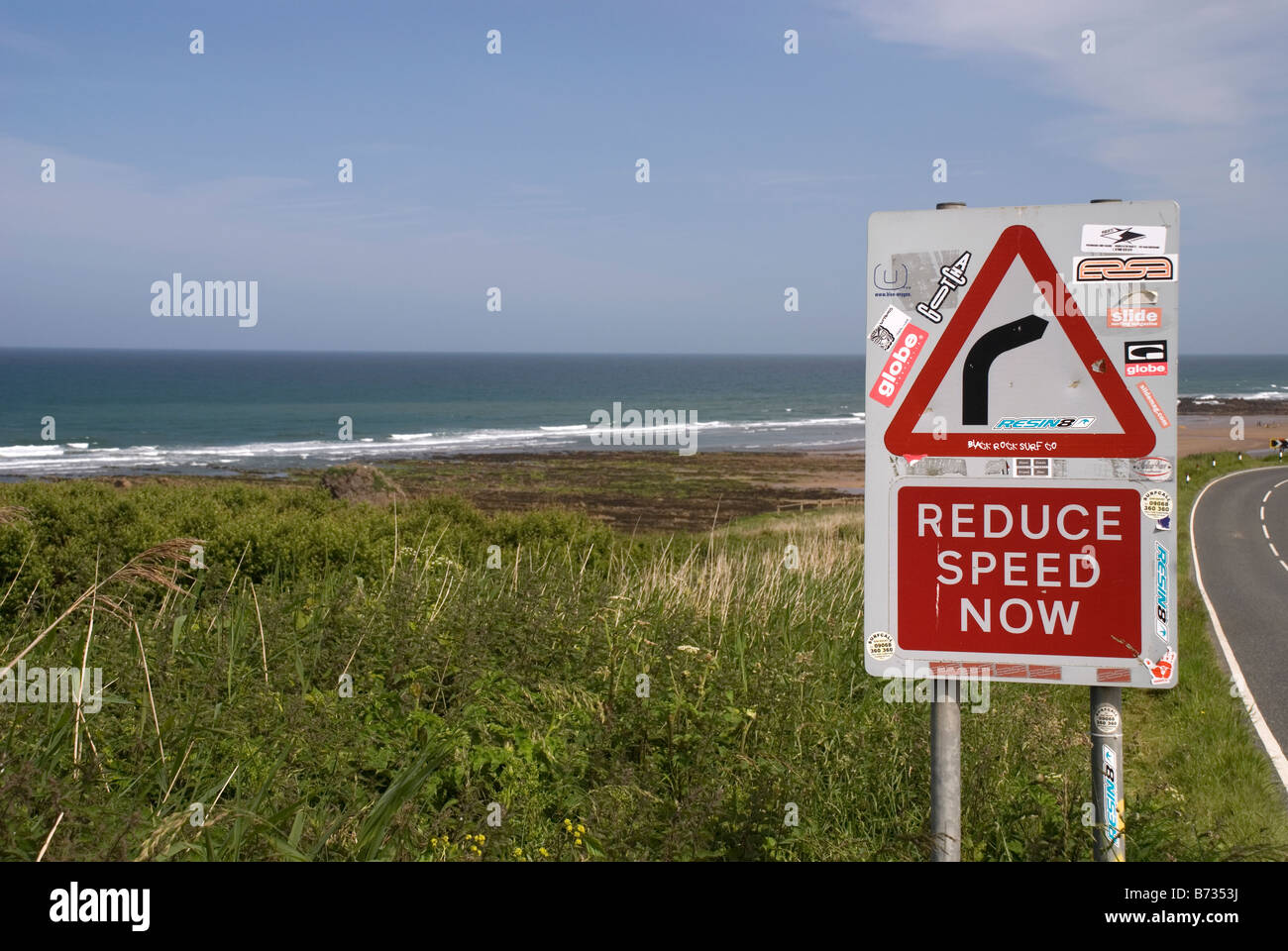 Straßenschild mit Surf Aufklebern Widemouth Bay Cornwall Stockfoto