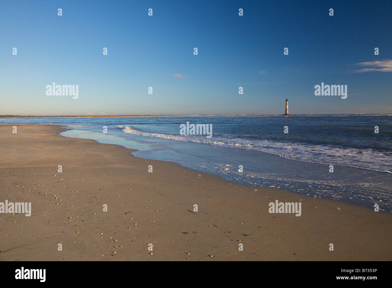 Sonnenaufgang über dem Folly Beach anzeigen der Morris-Leuchtturm in der Nähe von Charleston SC Morris Lighthouse stammt aus dem Jahre 1767 Stockfoto