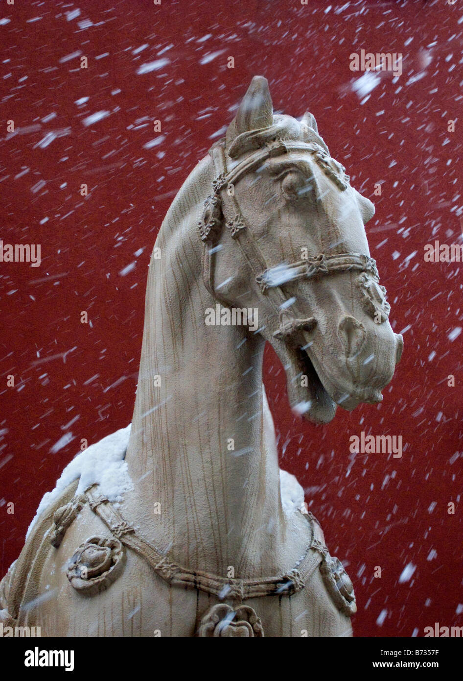 Handgefertigte Skulptur des chinesischen Krieg Pferd mit Schnee fällt Seattle Washington USA Stockfoto