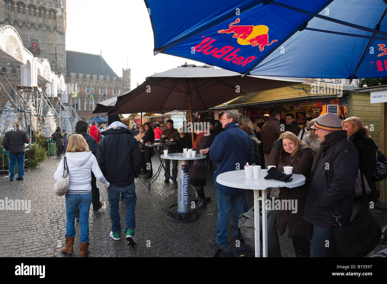 Strandlokal auf dem Weihnachtsmarkt in der Grote Markt (Hauptplatz), Brügge, Belgien Stockfoto