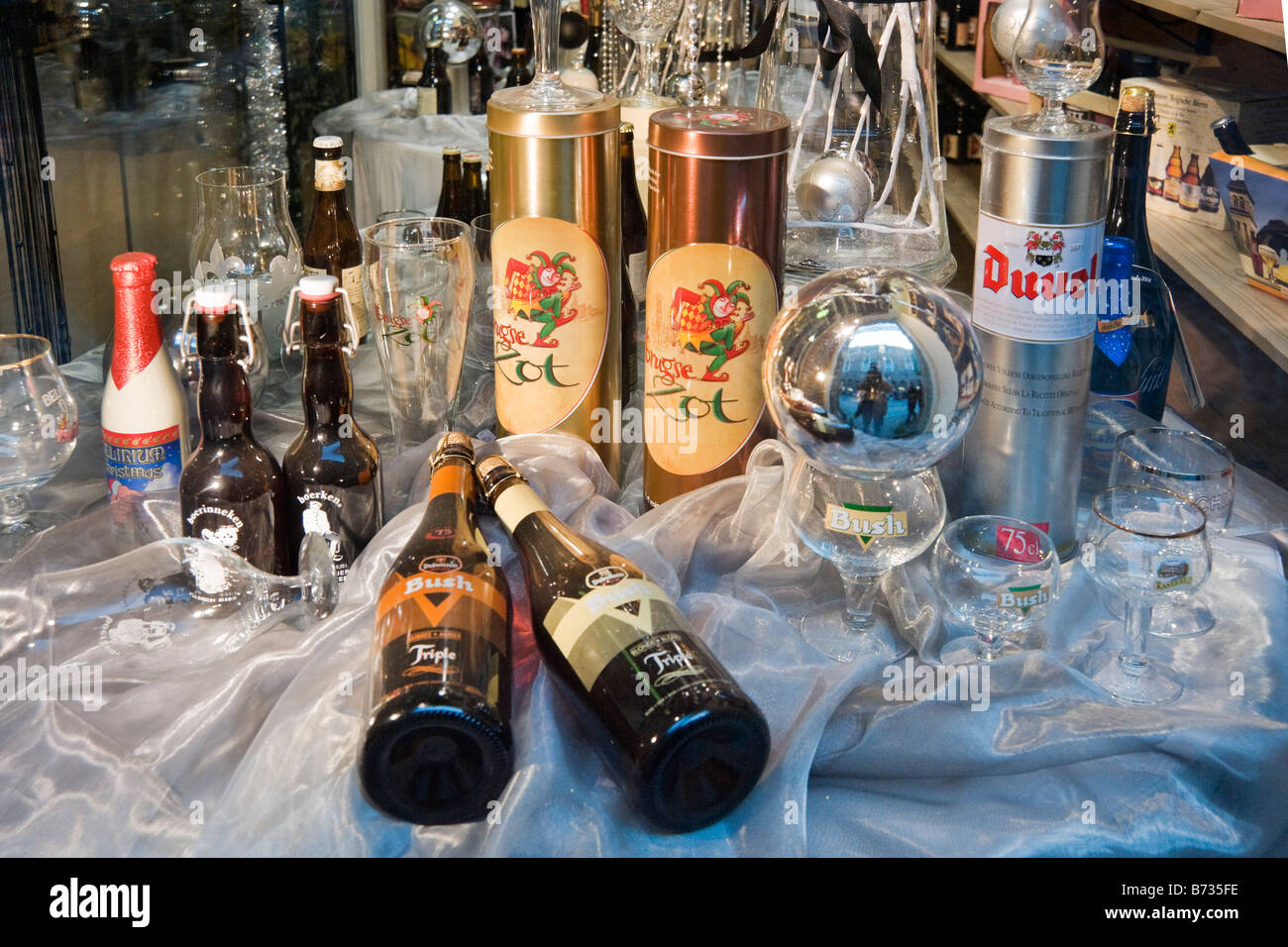 Auswahl an Bierspezialitäten in einem Schaufenster in der Altstadt, Brügge, Belgien Stockfoto