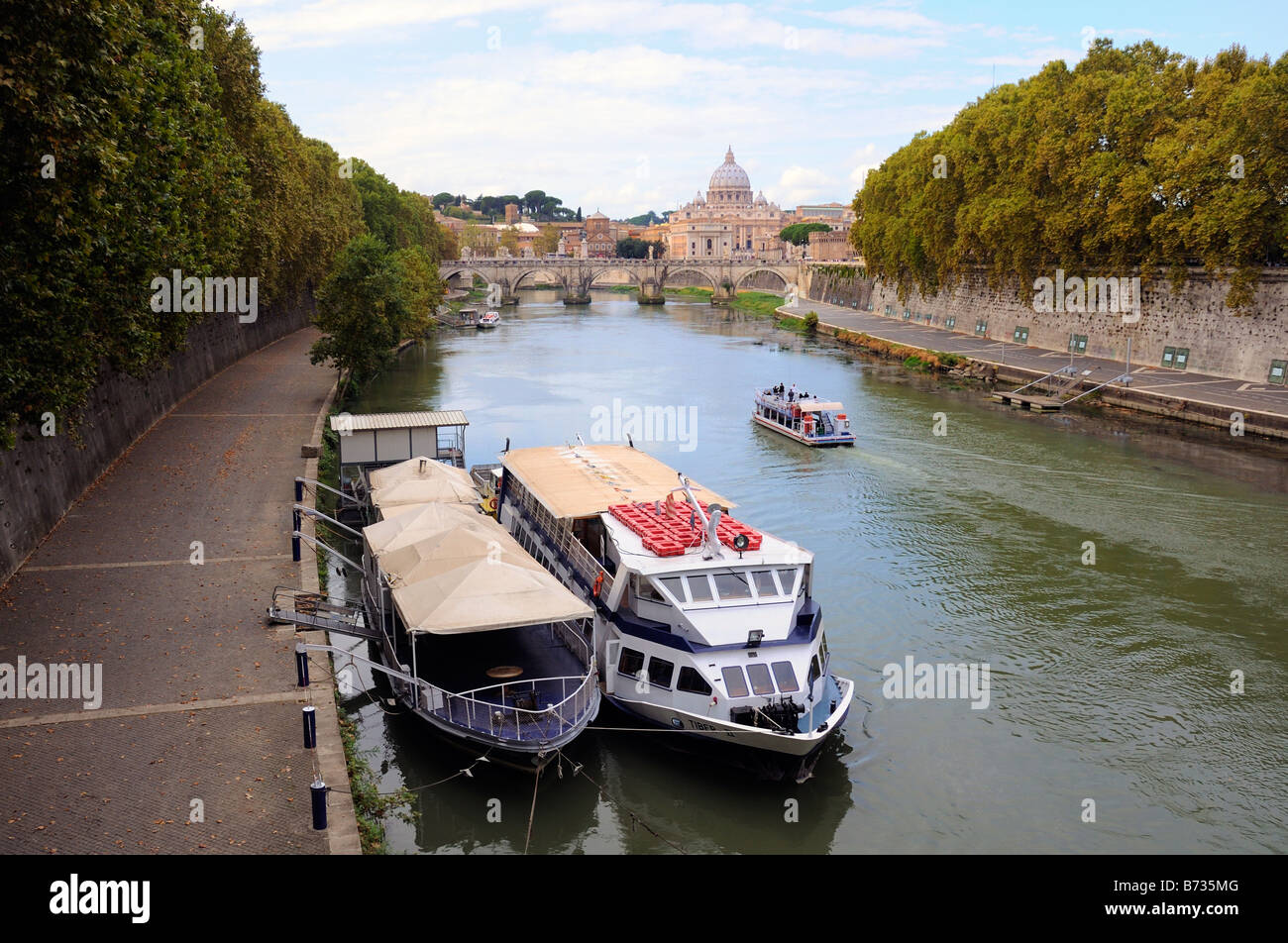 Tour Boote auf dem Tiber in Rom, Petersdom in der ​Background. Stockfoto